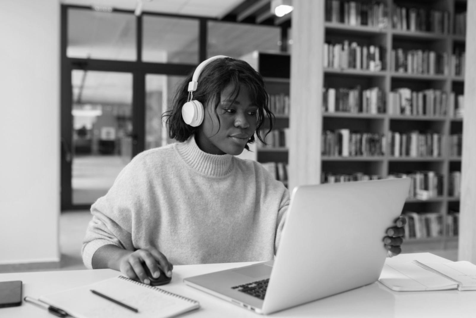Salle de travail où les étudiants développent leurs projets