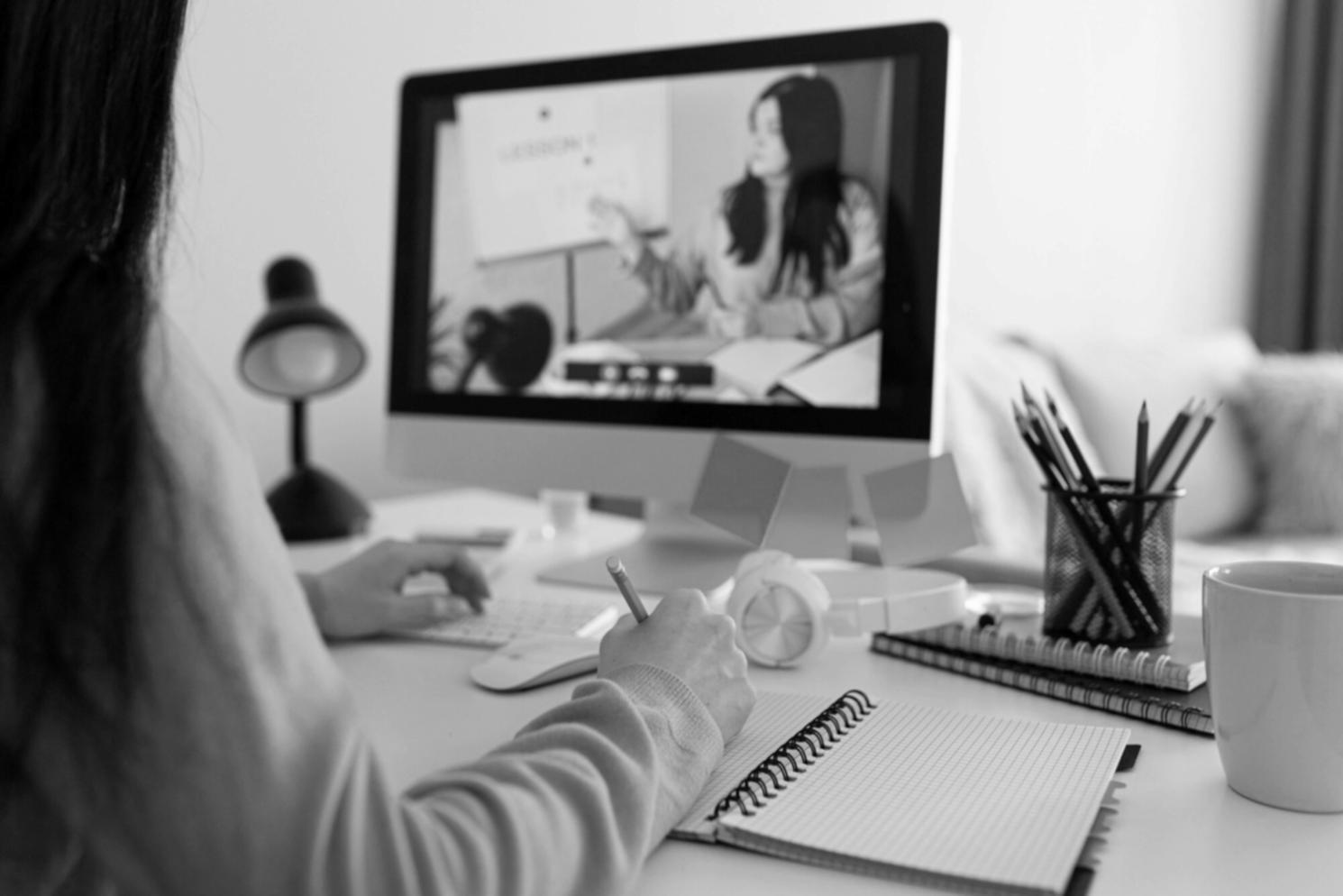 Équipe analysant des données financières en réunion collaborative