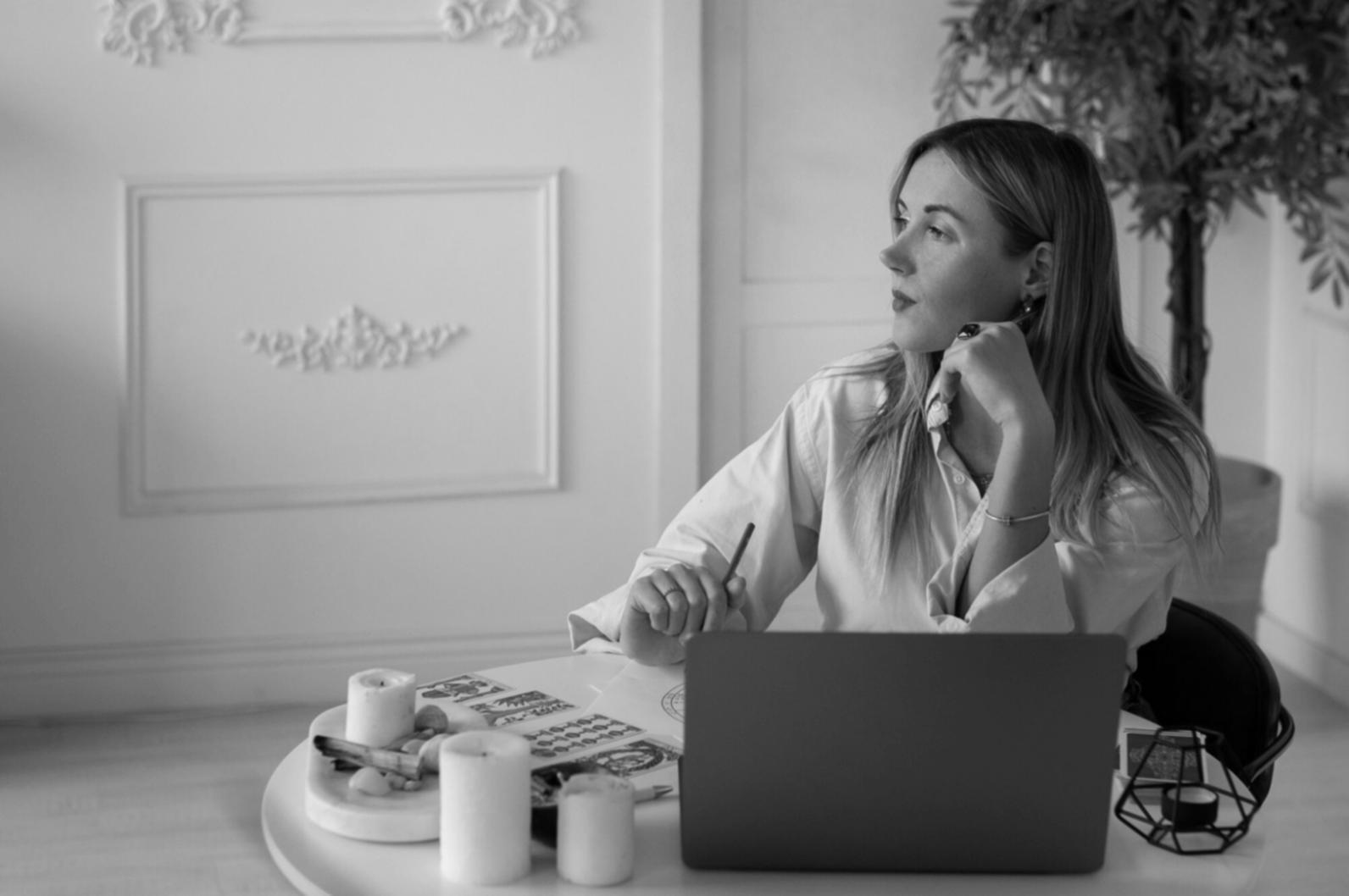 Graphiques de suivi budgétaire affichés sur moniteur professionnel