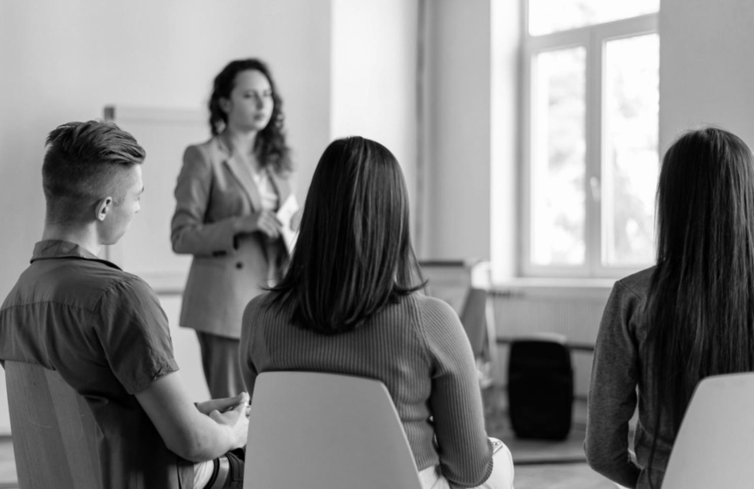 Étudiants travaillant sur leurs projets de gestion budgétaire